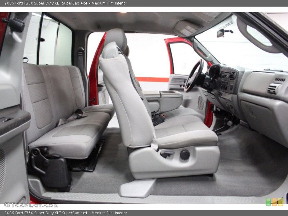 Medium Flint Interior Photo for the 2006 Ford F350 Super Duty XLT SuperCab 4x4 #74394890