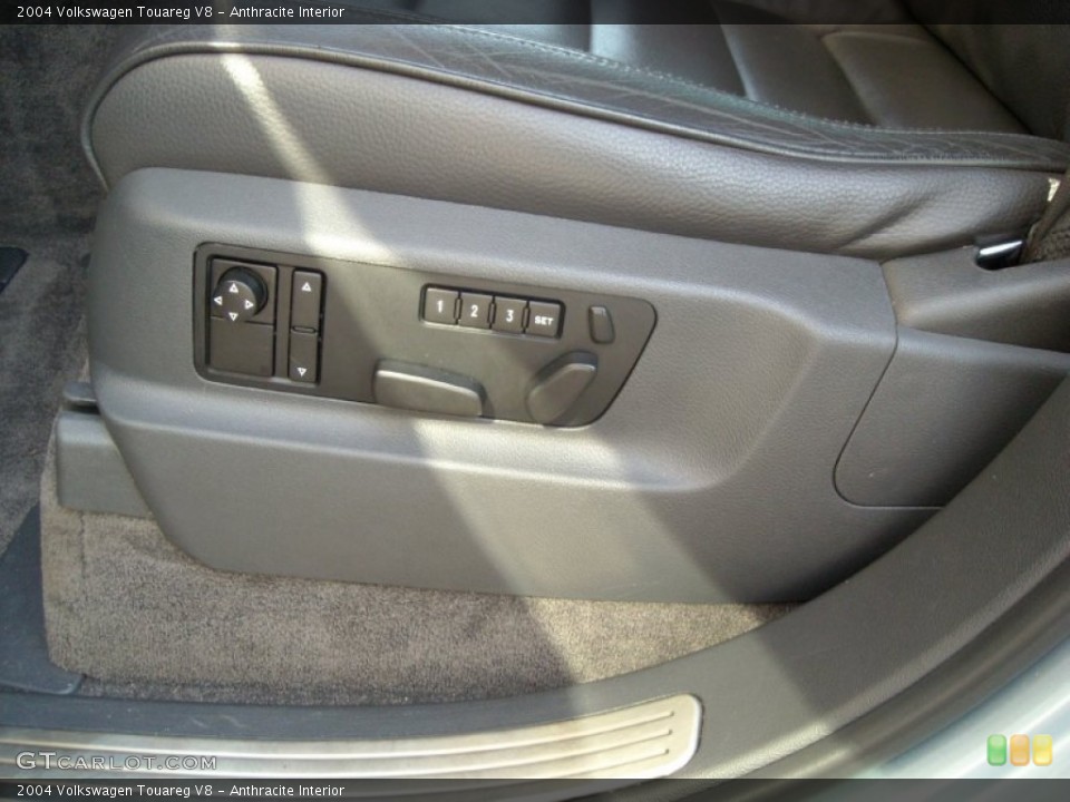 Anthracite Interior Controls for the 2004 Volkswagen Touareg V8 #74405971