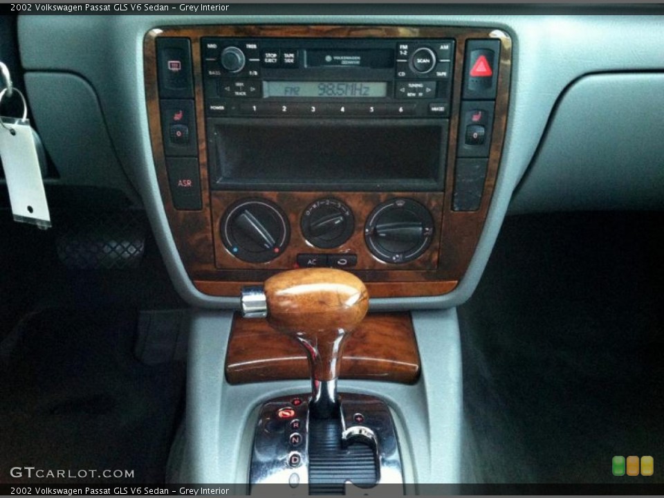 Grey Interior Controls for the 2002 Volkswagen Passat GLS V6 Sedan #74458199