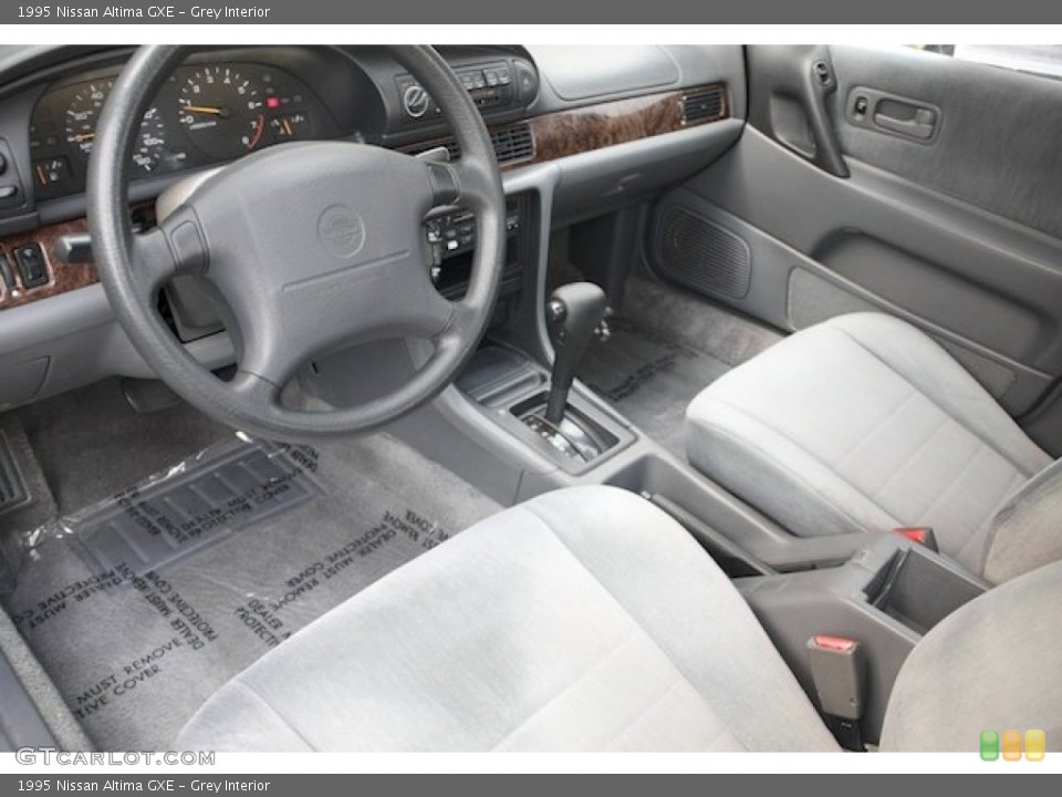 Grey Interior Photo for the 1995 Nissan Altima GXE #74539492