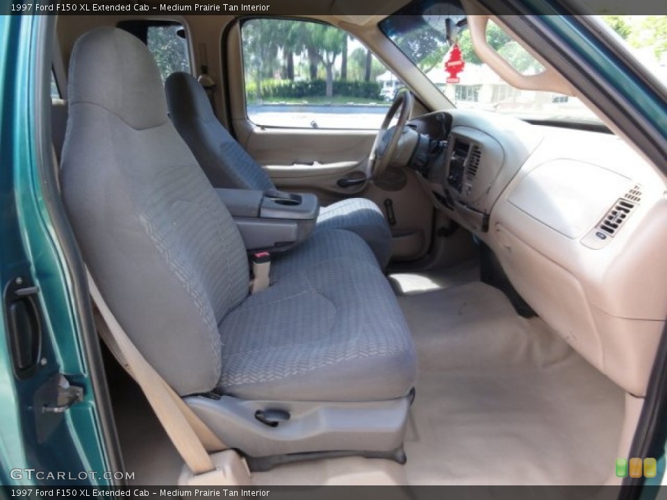 Medium Prairie Tan Interior Photo for the 1997 Ford F150 XL Extended Cab #74599454