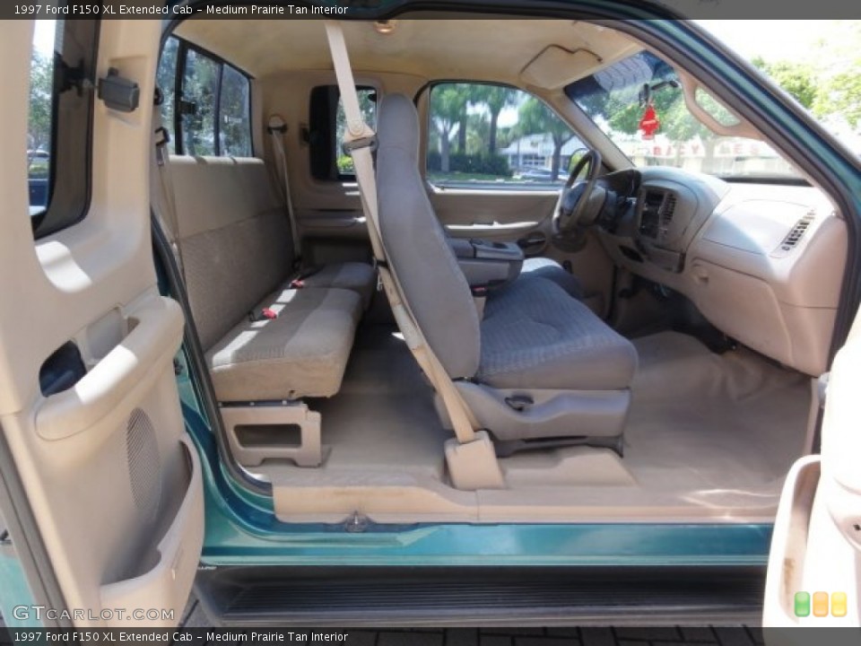 Medium Prairie Tan Interior Photo for the 1997 Ford F150 XL Extended Cab #74599487