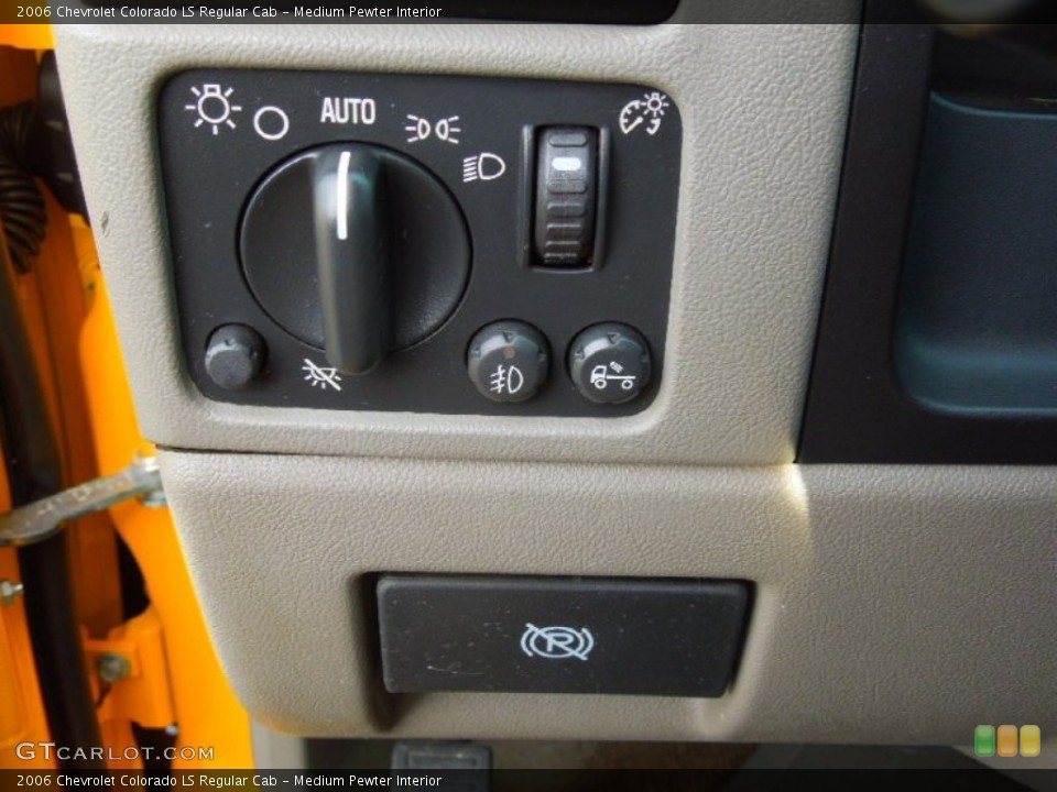 Medium Pewter Interior Controls for the 2006 Chevrolet Colorado LS Regular Cab #74654592