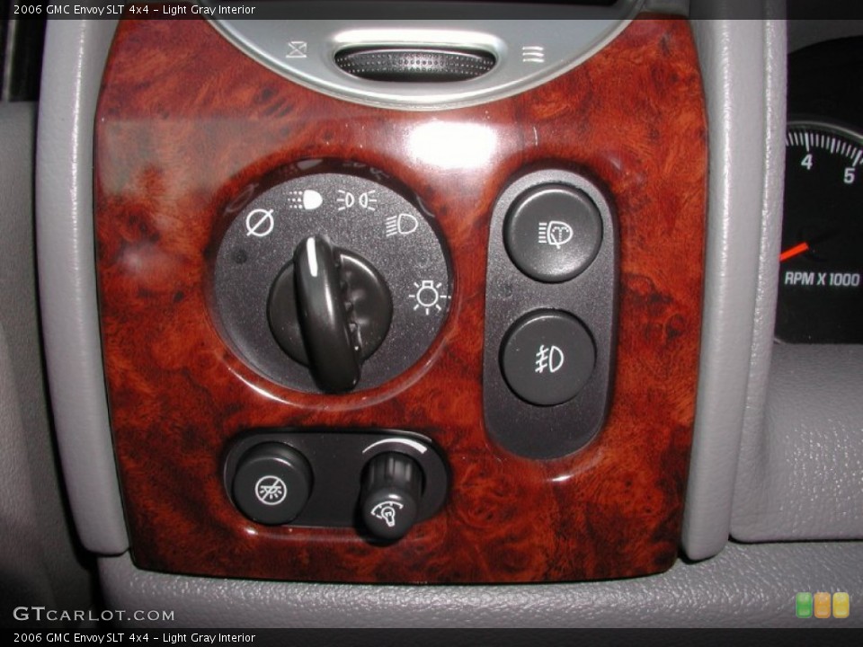 Light Gray Interior Controls for the 2006 GMC Envoy SLT 4x4 #74696452