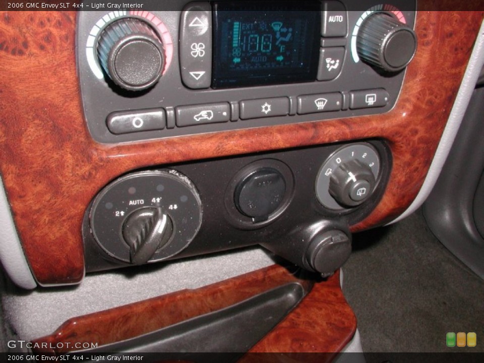 Light Gray Interior Controls for the 2006 GMC Envoy SLT 4x4 #74696565