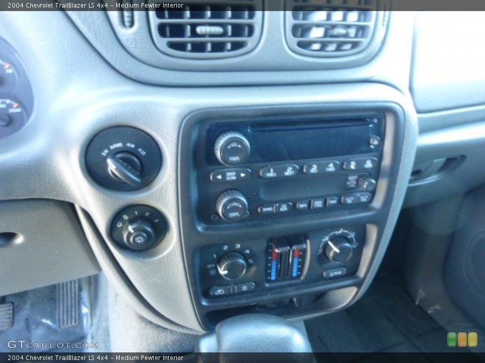 Medium Pewter Interior Controls for the 2004 Chevrolet TrailBlazer LS 4x4 #74787761