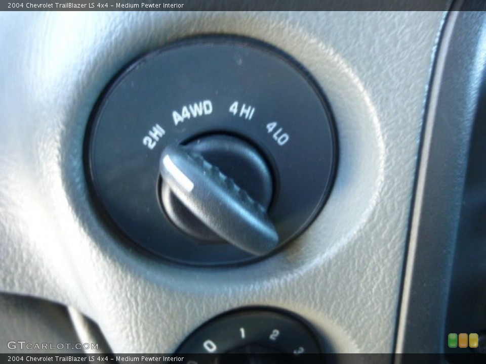 Medium Pewter Interior Controls for the 2004 Chevrolet TrailBlazer LS 4x4 #74787779