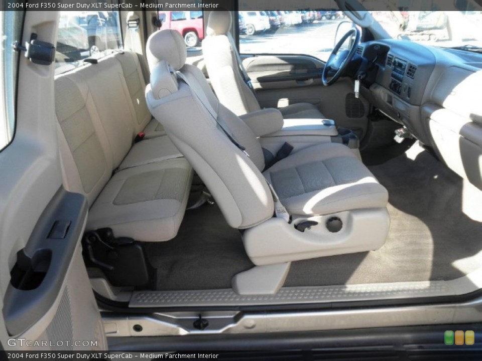 Medium Parchment Interior Photo for the 2004 Ford F350 Super Duty XLT SuperCab #74793769