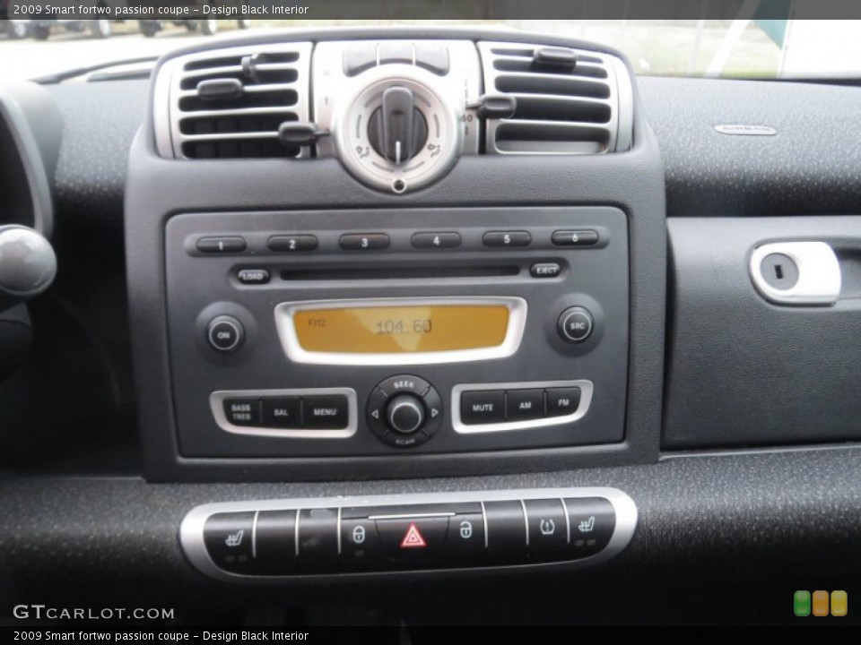 Design Black Interior Controls for the 2009 Smart fortwo passion coupe #74836997