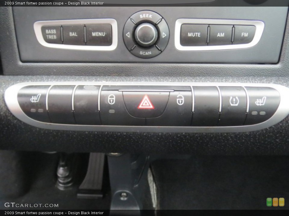Design Black Interior Controls for the 2009 Smart fortwo passion coupe #74837057