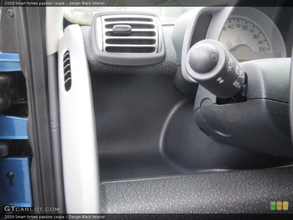 Design Black Interior Controls for the 2009 Smart fortwo passion coupe #74837159