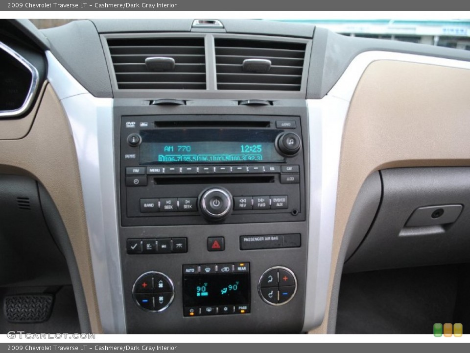 Cashmere/Dark Gray Interior Controls for the 2009 Chevrolet Traverse LT #74960912