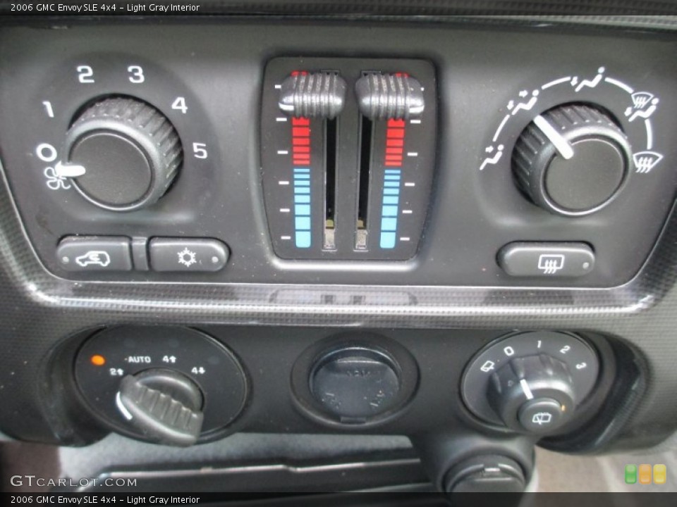 Light Gray Interior Controls for the 2006 GMC Envoy SLE 4x4 #74981014