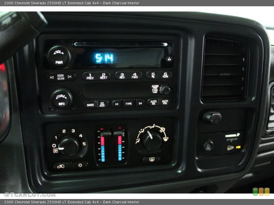 Dark Charcoal Interior Controls for the 2006 Chevrolet Silverado 2500HD LT Extended Cab 4x4 #75013345
