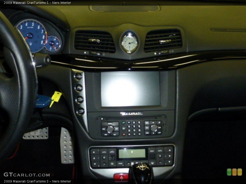 Nero Interior Controls for the 2009 Maserati GranTurismo S #75064978