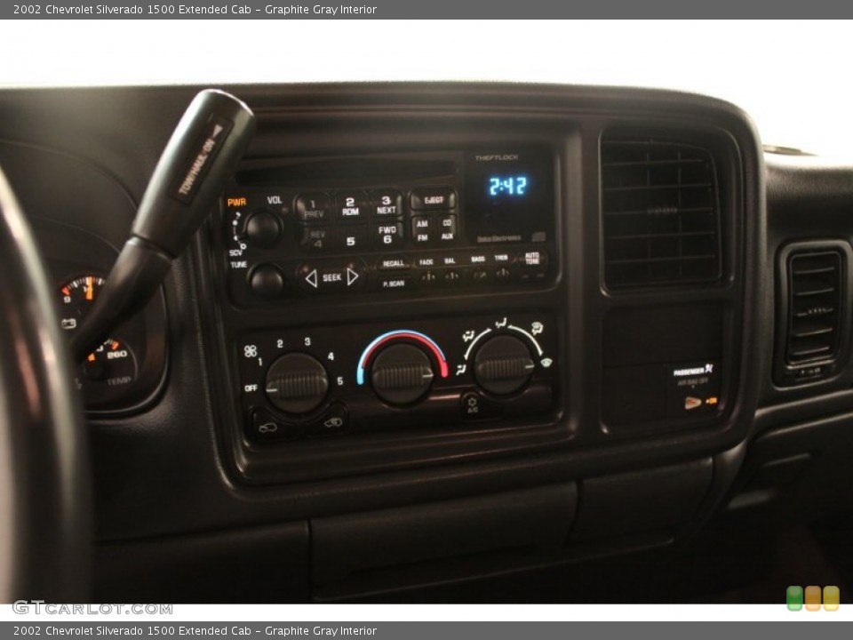 Graphite Gray Interior Controls for the 2002 Chevrolet Silverado 1500 Extended Cab #75107541