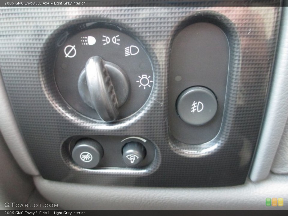 Light Gray Interior Controls for the 2006 GMC Envoy SLE 4x4 #75203040