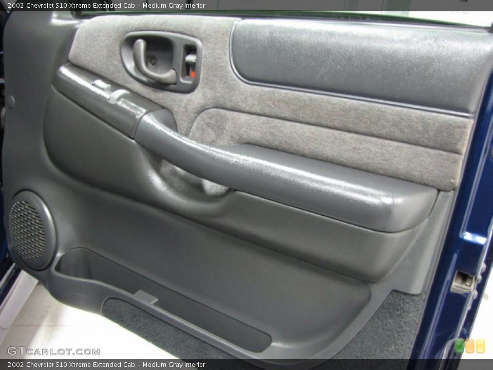 Medium Gray Interior Door Panel for the 2002 Chevrolet S10 Xtreme Extended Cab #75362779