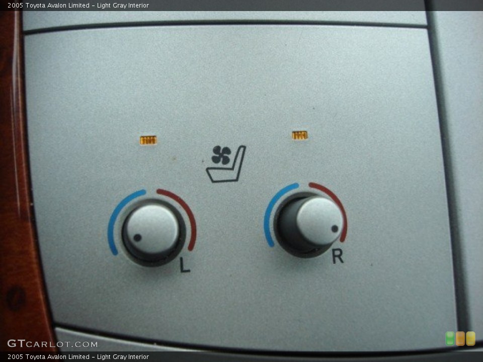 Light Gray Interior Controls for the 2005 Toyota Avalon Limited #75365990