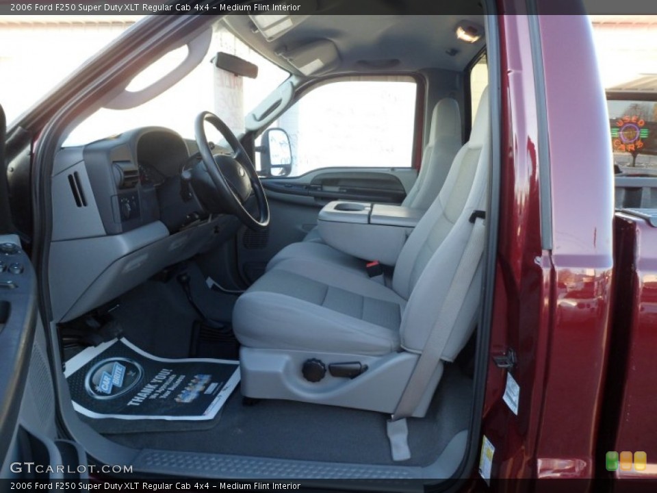 Medium Flint Interior Photo for the 2006 Ford F250 Super Duty XLT Regular Cab 4x4 #75475042