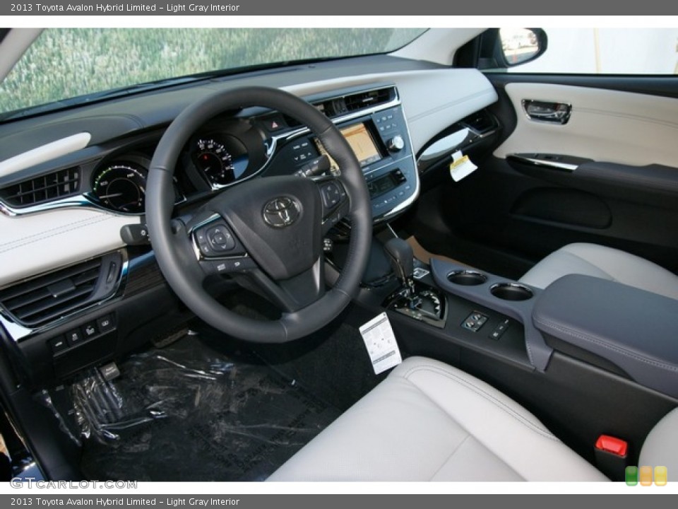 Light Gray Interior Photo for the 2013 Toyota Avalon Hybrid Limited #75559077