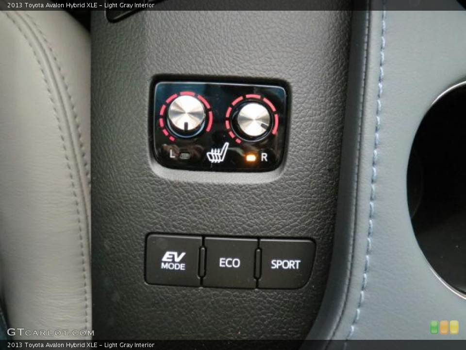 Light Gray Interior Controls for the 2013 Toyota Avalon Hybrid XLE #75614382