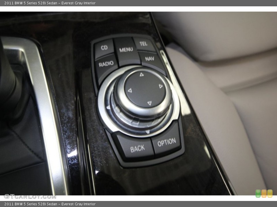 Everest Gray Interior Controls for the 2011 BMW 5 Series 528i Sedan #75722667