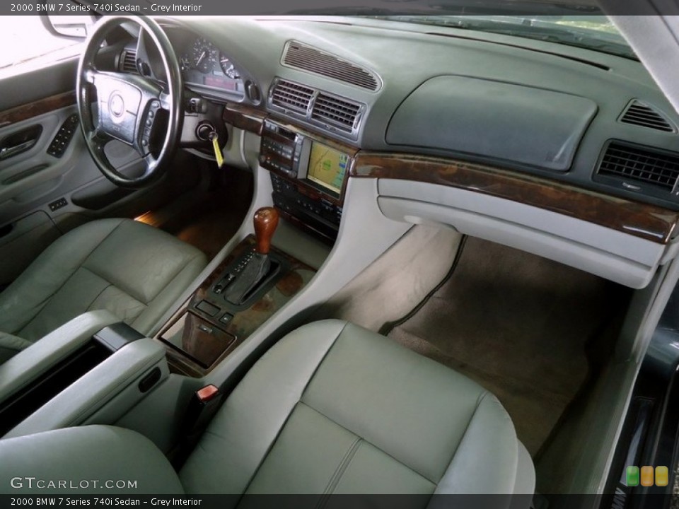 Grey Interior Dashboard for the 2000 BMW 7 Series 740i Sedan #75831016