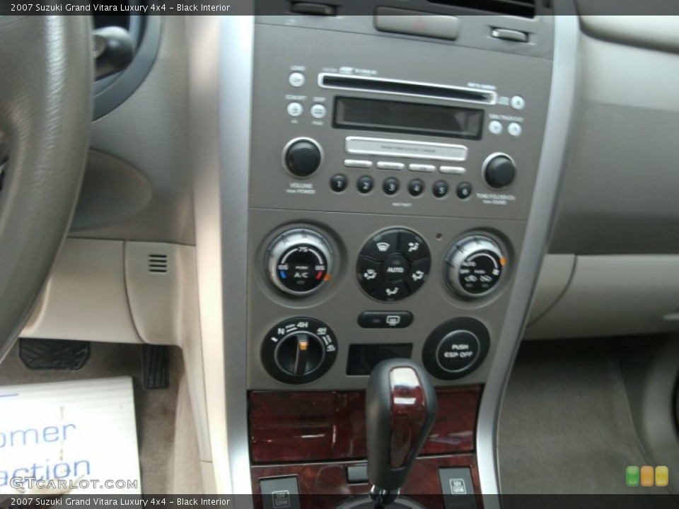 Black Interior Controls for the 2007 Suzuki Grand Vitara Luxury 4x4 #76233956