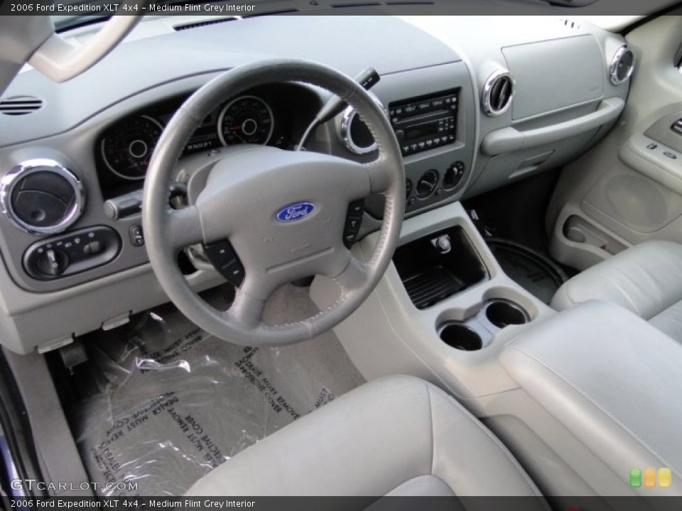 Medium Flint Grey Interior Photo for the 2006 Ford Expedition XLT 4x4 #76445060