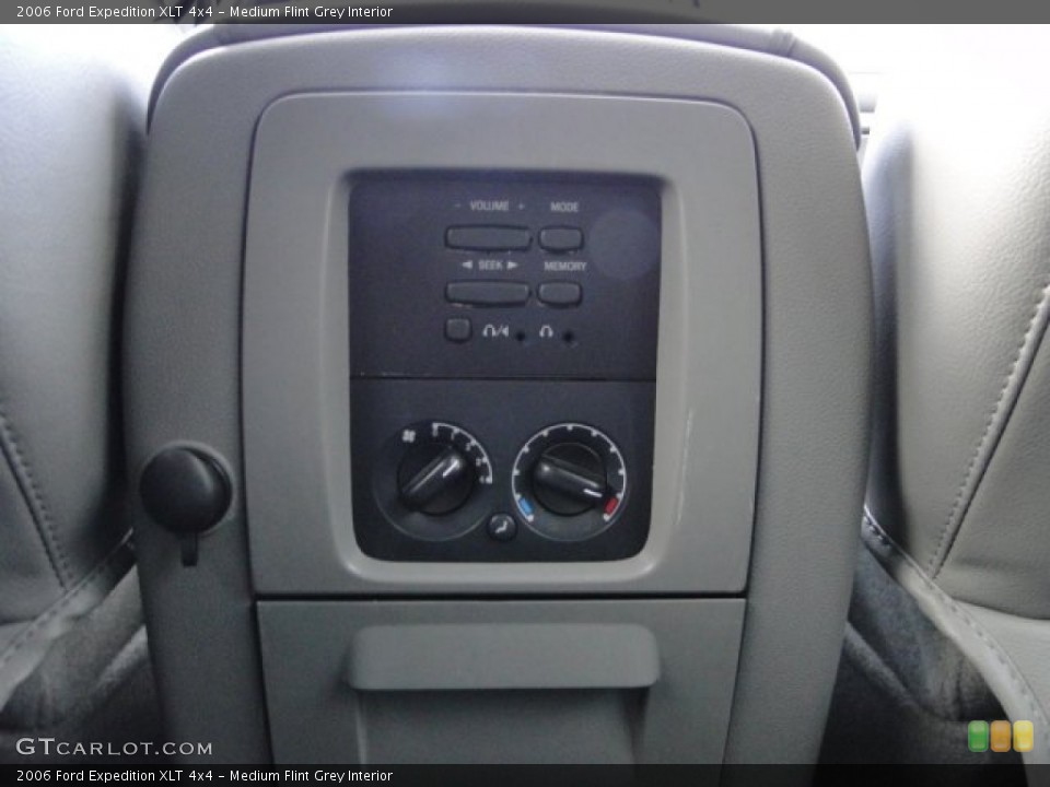 Medium Flint Grey Interior Controls for the 2006 Ford Expedition XLT 4x4 #76445123