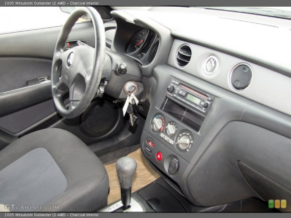 Charcoal Interior Photo for the 2005 Mitsubishi Outlander LS AWD #76459865