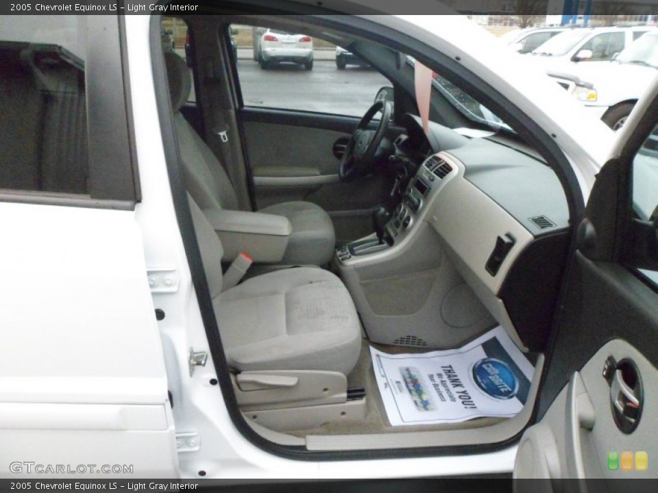 Light Gray Interior Photo for the 2005 Chevrolet Equinox LS #76468475