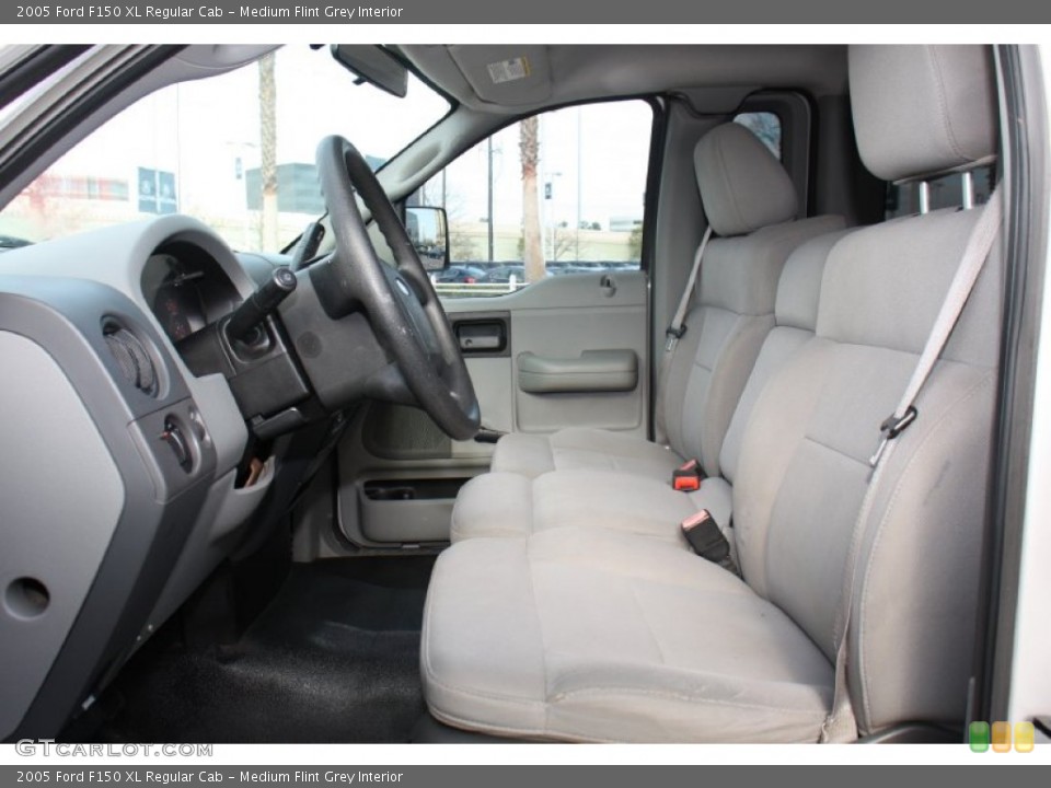Medium Flint Grey Interior Photo for the 2005 Ford F150 XL Regular Cab #76468727