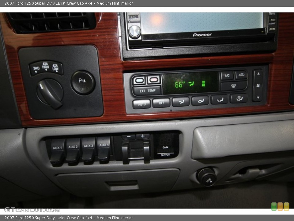 Medium Flint Interior Controls for the 2007 Ford F250 Super Duty Lariat Crew Cab 4x4 #76616545