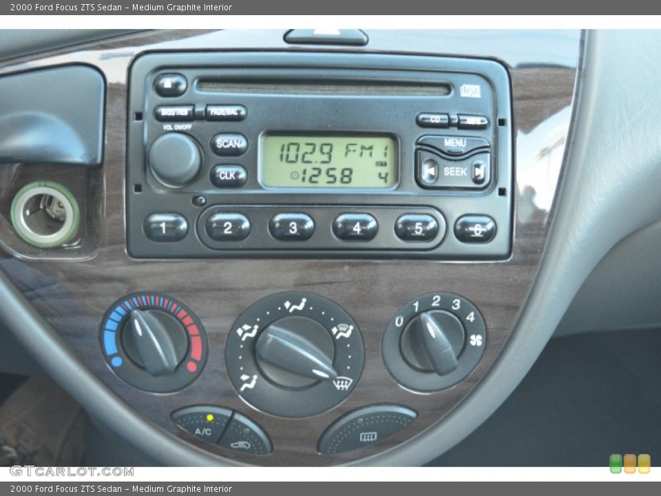 Medium Graphite Interior Controls for the 2000 Ford Focus ZTS Sedan #76632733