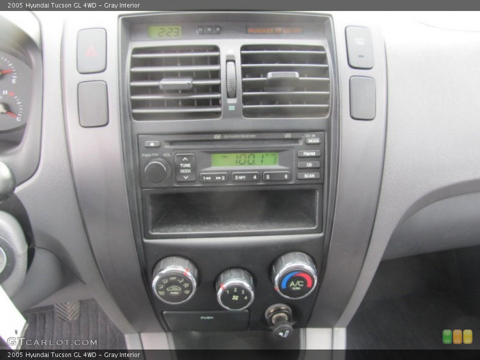 Gray Interior Controls for the 2005 Hyundai Tucson GL 4WD #76692328