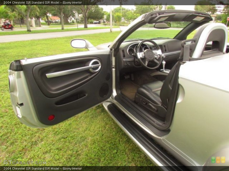 Ebony Interior Photo for the 2004 Chevrolet SSR  #76842990