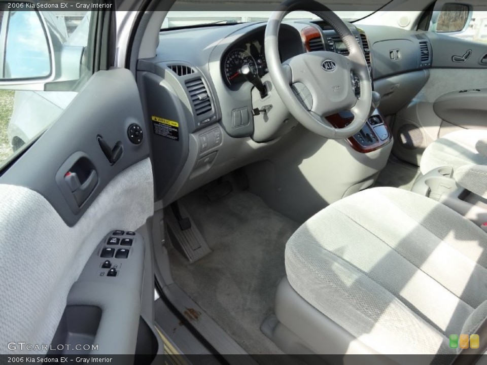 Gray Interior Photo for the 2006 Kia Sedona EX #76890892