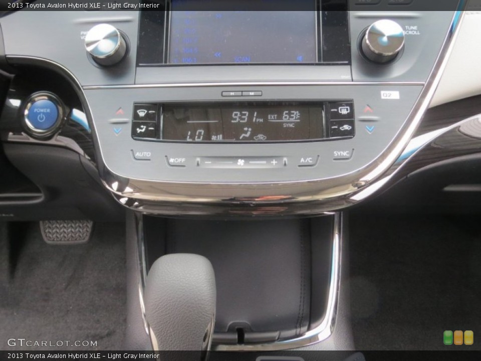 Light Gray Interior Controls for the 2013 Toyota Avalon Hybrid XLE #76937101