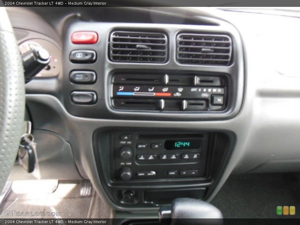 Medium Gray Interior Controls for the 2004 Chevrolet Tracker LT 4WD #76985310