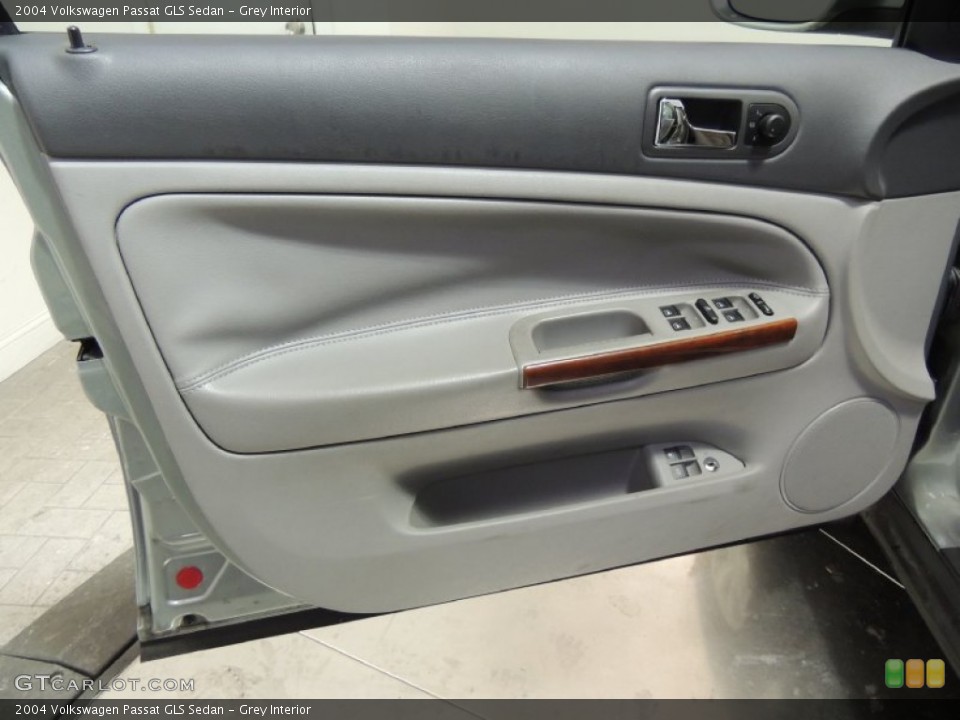 Grey Interior Door Panel for the 2004 Volkswagen Passat GLS Sedan #77005627