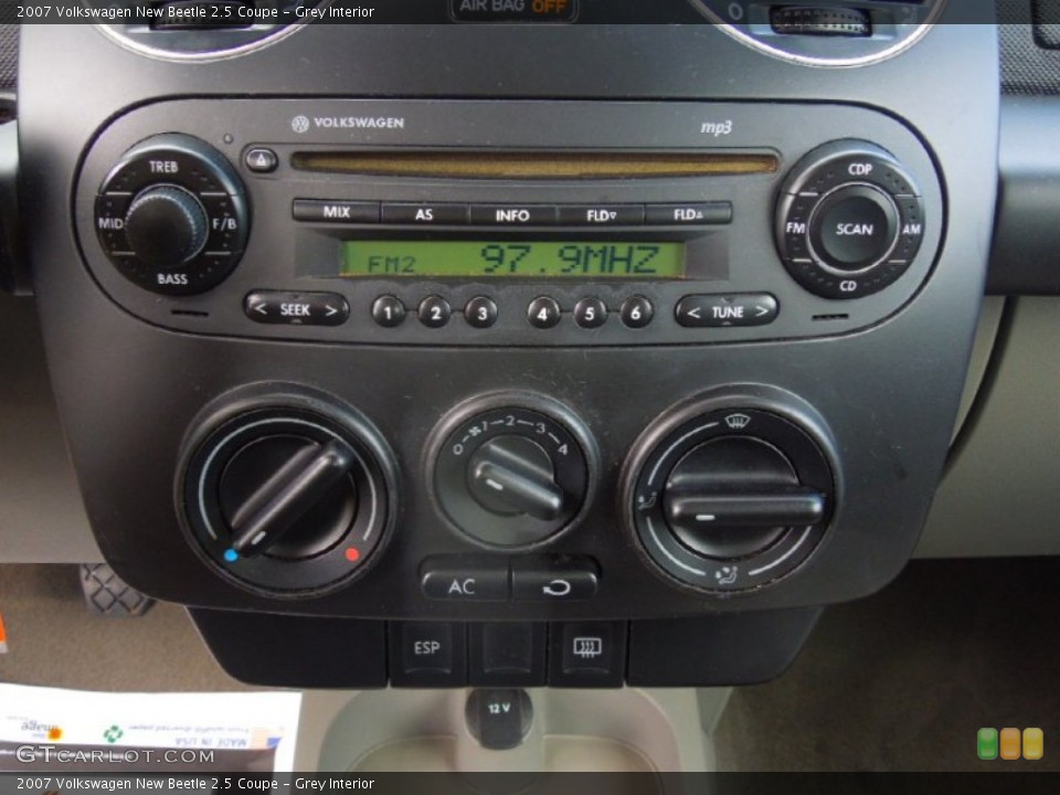 Grey Interior Controls for the 2007 Volkswagen New Beetle 2.5 Coupe #77027352