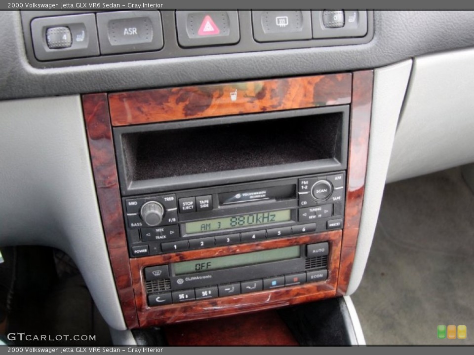 Gray Interior Controls for the 2000 Volkswagen Jetta GLX VR6 Sedan #77072493