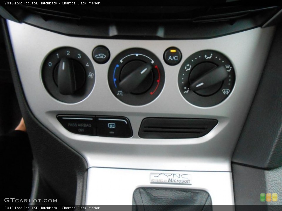 Charcoal Black Interior Controls for the 2013 Ford Focus SE Hatchback #77104514