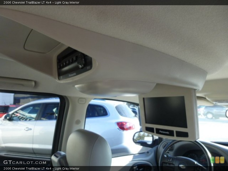 Light Gray Interior Entertainment System for the 2006 Chevrolet TrailBlazer LT 4x4 #77129105