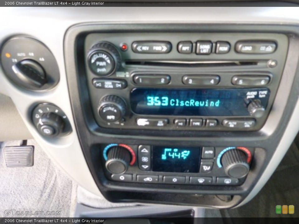 Light Gray Interior Controls for the 2006 Chevrolet TrailBlazer LT 4x4 #77129204