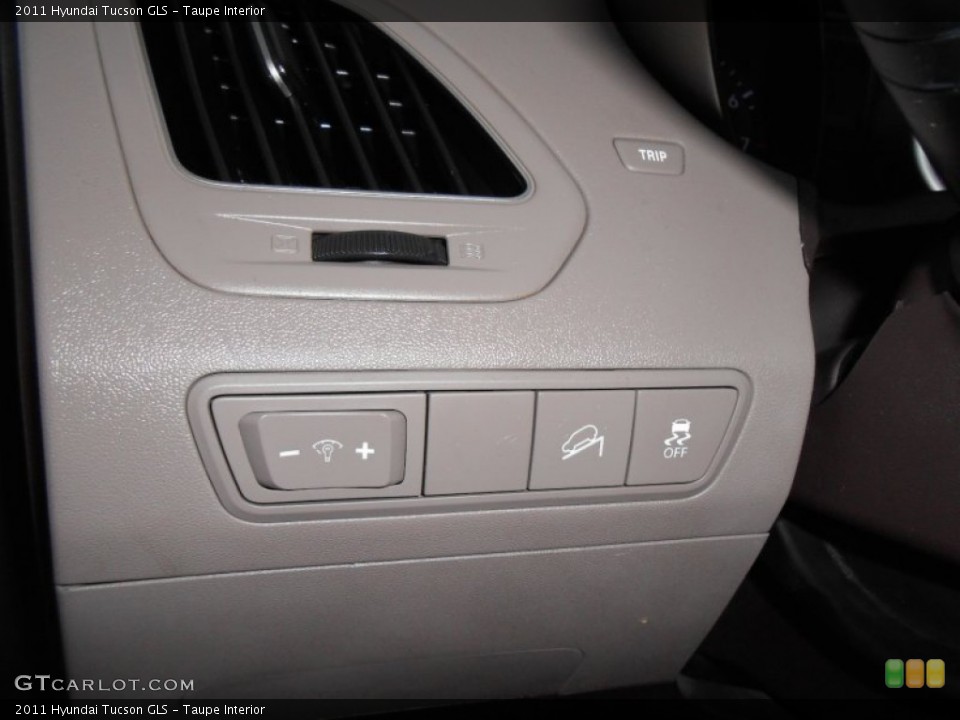 Taupe Interior Controls for the 2011 Hyundai Tucson GLS #77188541