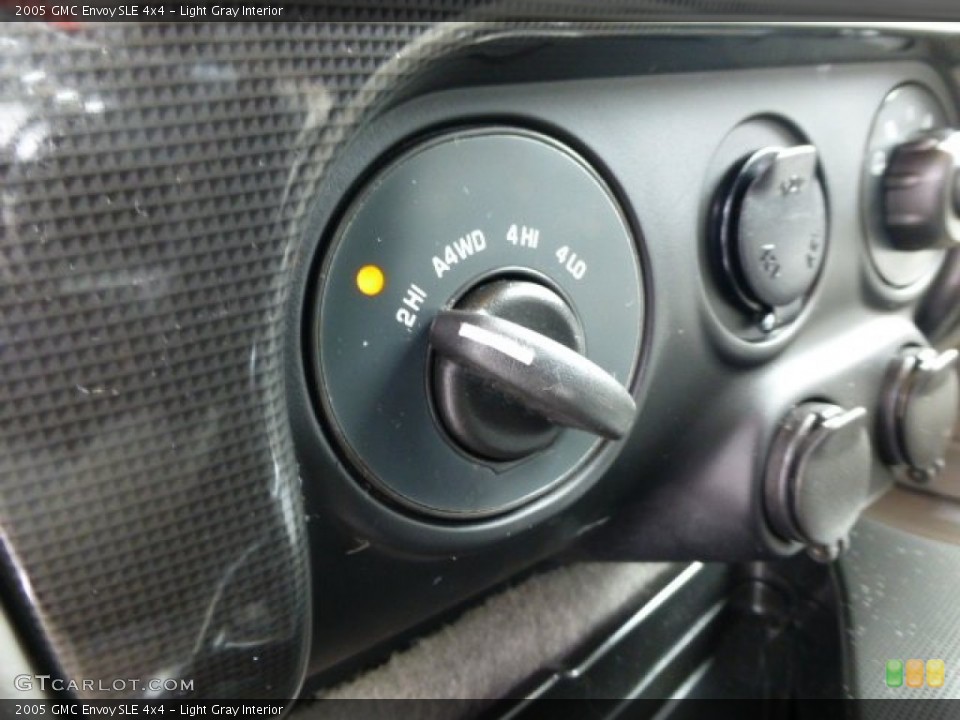 Light Gray Interior Controls for the 2005 GMC Envoy SLE 4x4 #77223371