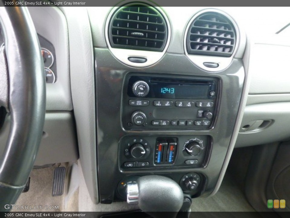 Light Gray Interior Controls for the 2005 GMC Envoy SLE 4x4 #77223384